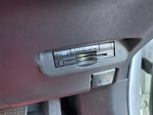 プリウス Ｇ　ＪＢＬプレミアムサウンドシステム　ＥＴＣ　アダプティブクルーズコントロール　パークアシスト　バックカメラ　ナビ　ＴＶ　アルミホイール　オートライト　ＨＩＤ　スマートキー　電動格納ミラー　　パワーシート（8枚目）