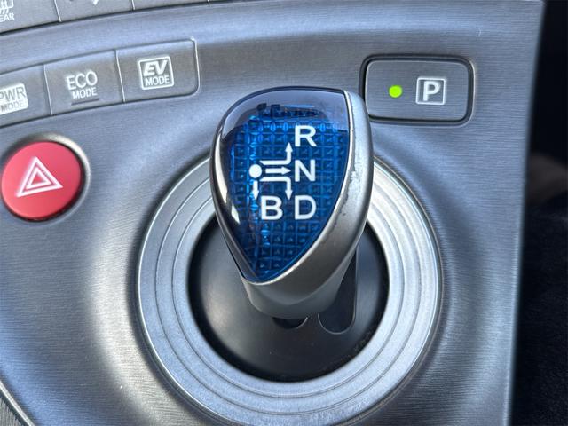 プリウス Ｇ　ＪＢＬプレミアムサウンドシステム　ＥＴＣ　アダプティブクルーズコントロール　パークアシスト　バックカメラ　ナビ　ＴＶ　アルミホイール　オートライト　ＨＩＤ　スマートキー　電動格納ミラー　　パワーシート（9枚目）