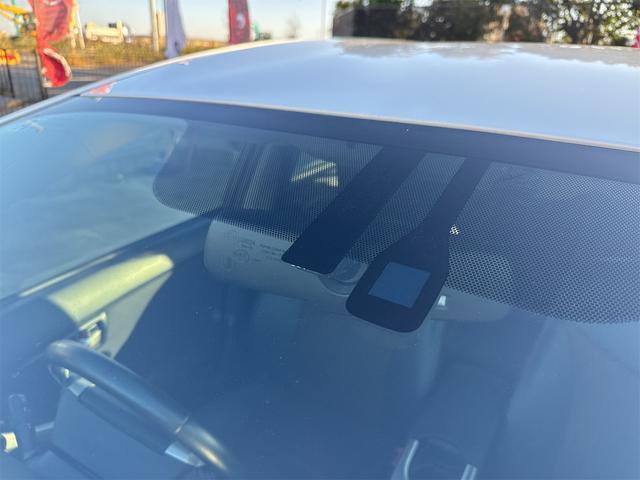 プリウス Ｇ　ＪＢＬプレミアムサウンドシステム　ＥＴＣ　アダプティブクルーズコントロール　パークアシスト　バックカメラ　ナビ　ＴＶ　アルミホイール　オートライト　ＨＩＤ　スマートキー　電動格納ミラー　　パワーシート（22枚目）