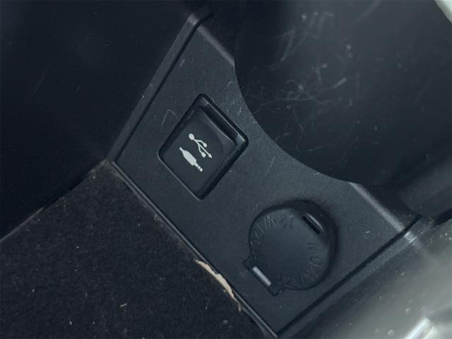 プリウス Ｇ　ＪＢＬプレミアムサウンドシステム　ＥＴＣ　アダプティブクルーズコントロール　パークアシスト　バックカメラ　ナビ　ＴＶ　アルミホイール　オートライト　ＨＩＤ　スマートキー　電動格納ミラー　　パワーシート（40枚目）