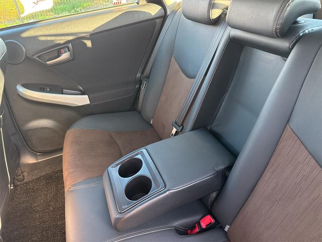 プリウス Ｇ　ＪＢＬプレミアムサウンドシステム　ＥＴＣ　アダプティブクルーズコントロール　パークアシスト　バックカメラ　ナビ　ＴＶ　アルミホイール　オートライト　ＨＩＤ　スマートキー　電動格納ミラー　　パワーシート（42枚目）