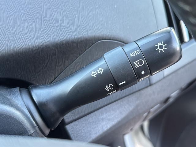 プリウス Ｇ　ＪＢＬプレミアムサウンドシステム　ＥＴＣ　アダプティブクルーズコントロール　パークアシスト　バックカメラ　ナビ　ＴＶ　アルミホイール　オートライト　ＨＩＤ　スマートキー　電動格納ミラー　　パワーシート（43枚目）