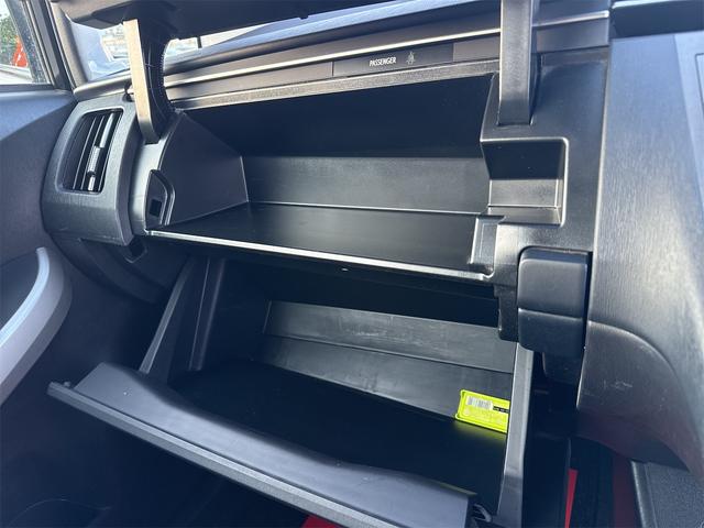 プリウス Ｇ　ＪＢＬプレミアムサウンドシステム　ＥＴＣ　アダプティブクルーズコントロール　パークアシスト　バックカメラ　ナビ　ＴＶ　アルミホイール　オートライト　ＨＩＤ　スマートキー　電動格納ミラー　　パワーシート（50枚目）