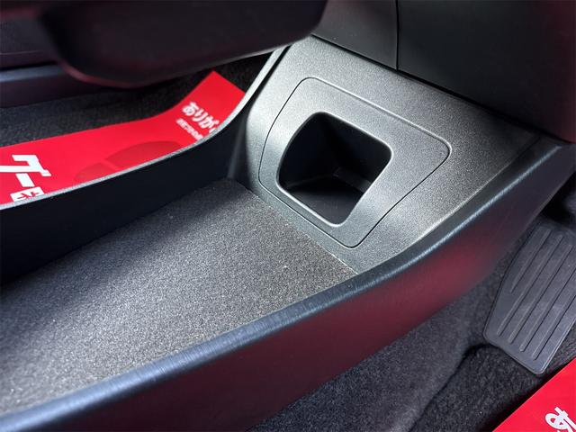 プリウス Ｇ　ＪＢＬプレミアムサウンドシステム　ＥＴＣ　アダプティブクルーズコントロール　パークアシスト　バックカメラ　ナビ　ＴＶ　アルミホイール　オートライト　ＨＩＤ　スマートキー　電動格納ミラー　　パワーシート（52枚目）