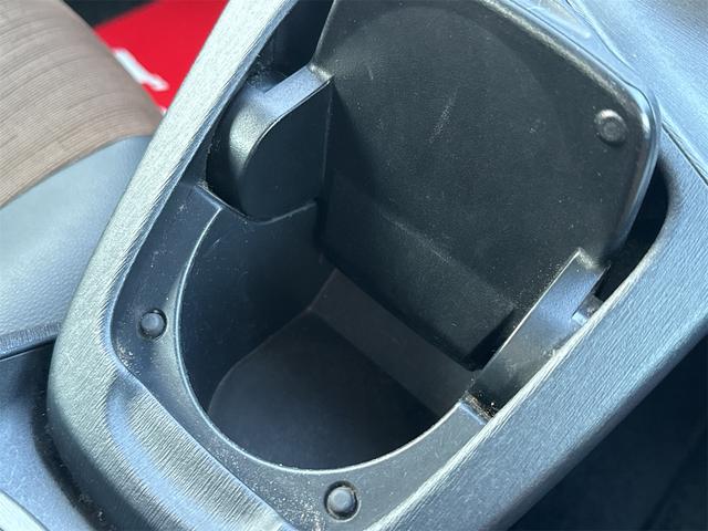 プリウス Ｇ　ＪＢＬプレミアムサウンドシステム　ＥＴＣ　アダプティブクルーズコントロール　パークアシスト　バックカメラ　ナビ　ＴＶ　アルミホイール　オートライト　ＨＩＤ　スマートキー　電動格納ミラー　　パワーシート（54枚目）