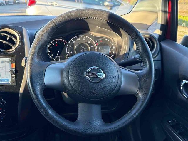 ノート メダリスト　ＥＴＣ　全周囲カメラ　ナビ　ＴＶ　アルミホイール　オートライト　スマートキー　アイドリングストップ　電動格納ミラー　ＣＶＴ　盗難防止システム　衝突安全ボディ　ＡＢＳ　ミュージックプレイヤー接続可（3枚目）