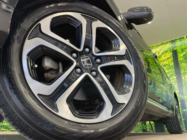 ヴェゼル ハイブリッドＺ・ホンダセンシング　純正ＳＤナビ　バックカメラ　衝突被害軽減システム　レーダークルーズ　禁煙車　ドラレコ　スマートキー　ＬＥＤヘッド　ビルトインＥＴＣ　車線逸脱警報　オートライト　デュアルエアコン　純正１７インチアルミ（13枚目）