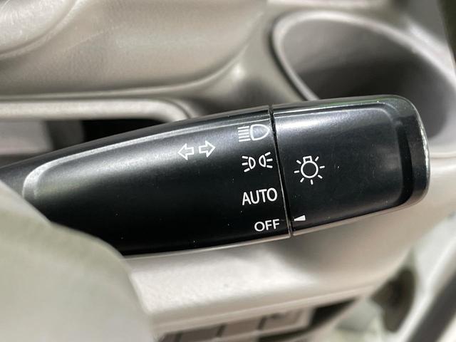 【オートライト】周りの明るさに応じて自動でヘッドライトの点灯・消灯ができる機能です！ライトの付け忘れ・消し忘れなどが無くなり、雨の日や夕方の走行も安心！トンネル通過時も便利ですね♪