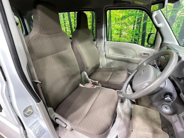 運転席まわりには十分なスペースがあり、大柄な方でもゆったり運転していただける環境です。