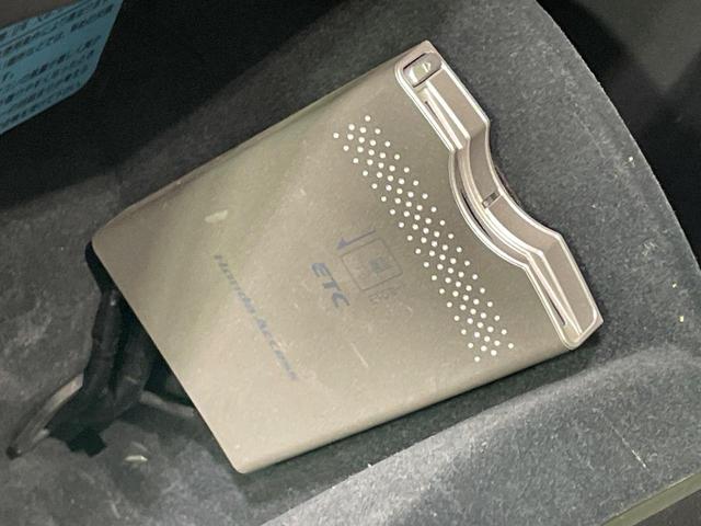 オデッセイ アブソルート　純正８型ナビ　バックカメラ　クルーズコントロール　ＥＴＣ　ドライブレコーダー　ハーフレザーシート　ＨＩＤヘッドライト　純正１７インチＡＷ　オートエアコン　ＣＤ再生　地デジ　ドアバイザー　電動格納ミラー（6枚目）