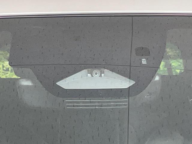 【トヨタセーフティセンス】走行中に前方の車両等を認識し、衝突しそうな時は警報とブレーキで衝突回避と被害軽減をアシスト。より安全にドライブをお楽しみいただけます。