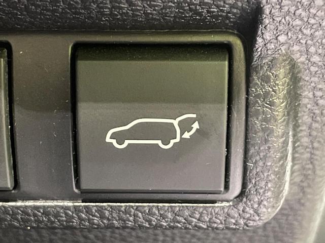 【パワーバックドア】スマートキーや運転席のボタンを押すだけでリアゲートが自動で開閉します！荷物を持っている時や、高い位置にあるバックドアを閉める際に便利な機能です♪