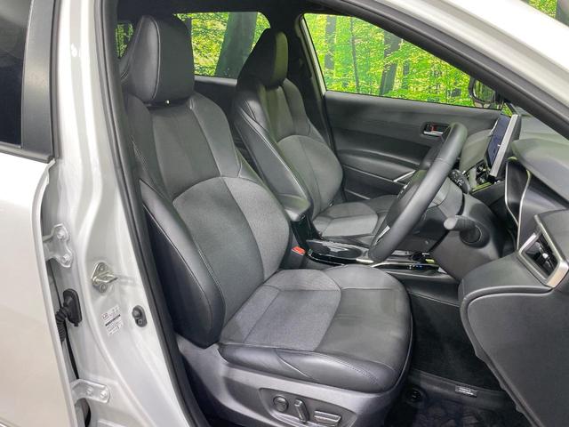 【ハーフレザーシート】高級感と座り心地を両立した人気のシート♪背面・座面のファブリック素材は、通気性の良さや滑りにくさに優れています。気温や服装に左右されず快適にお乗りいただけます。