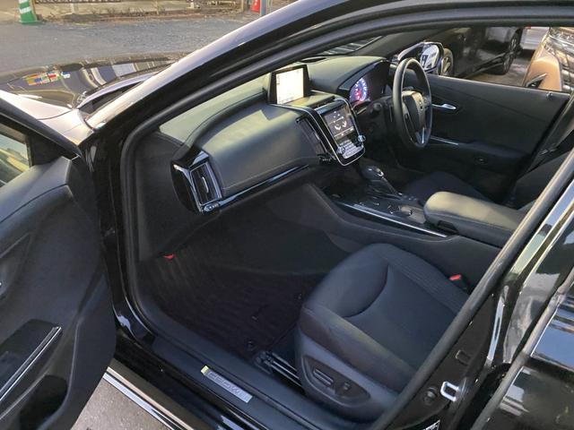 クラウンハイブリッド ＲＳ　トヨタセーフティーセンス　クリアランスソナー　ヘッドアップディスプレイ　ブラインドスポットモニター　バックカメラ　３眼ＬＥＤヘッドライト　ナビ　フルセグＴＶ　パワーシート　シートヒーター　純正アルミ（14枚目）