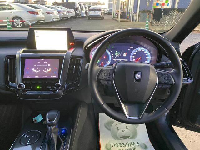 クラウンハイブリッド ＲＳ　トヨタセーフティーセンス　クリアランスソナー　ヘッドアップディスプレイ　ブラインドスポットモニター　バックカメラ　３眼ＬＥＤヘッドライト　ナビ　フルセグＴＶ　パワーシート　シートヒーター　純正アルミ（19枚目）