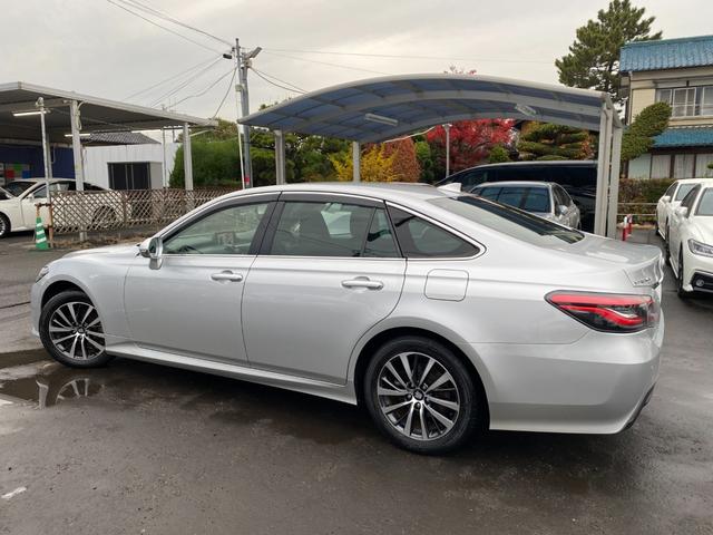 クラウンハイブリッド Ｓ　Ｃパッケージ　メーカーナビＴＶ　ハンドル／シートヒーター　ＢＳＭ　ＥＴＣ　クルコン　ブルートゥースＴＳＳ　クリアラスソナー　ＬＥＤライト　フォグ　バックカメラ　純正アルミ（13枚目）