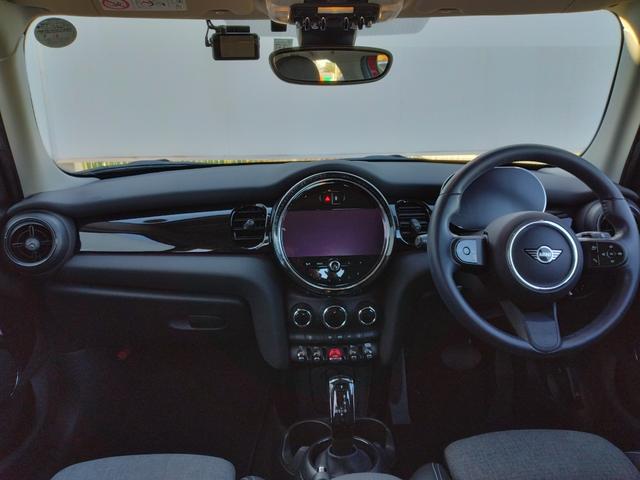 MINI クーパー クラシック・トリム 12ヵ月走行無制限保証 雹害車 Apple CarPlay コーナーセンサー 電動格納ミラー オートライト スマートキー オートエアコン ドラレコ ETC USB リヤビューカメラ Pアシスト(5枚目)
