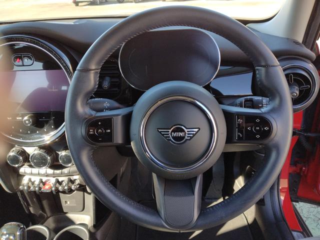 MINI クーパー クラシック・トリム 12ヵ月走行無制限保証 雹害車 Apple CarPlay コーナーセンサー 電動格納ミラー オートライト スマートキー オートエアコン ドラレコ ETC USB リヤビューカメラ Pアシスト(6枚目)