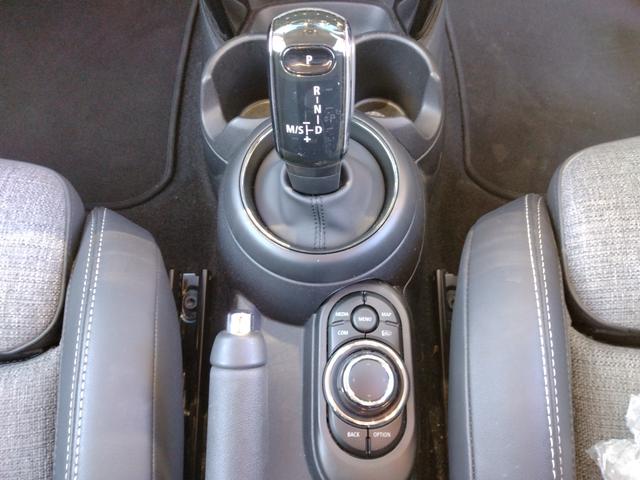MINI クーパー クラシック・トリム 12ヵ月走行無制限保証 雹害車 Apple CarPlay コーナーセンサー 電動格納ミラー オートライト スマートキー オートエアコン ドラレコ ETC USB リヤビューカメラ Pアシスト(9枚目)
