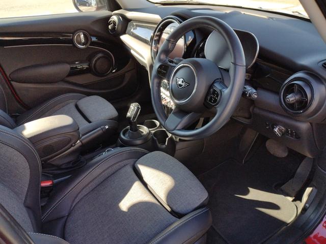 MINI クーパー クラシック・トリム 12ヵ月走行無制限保証 雹害車 Apple CarPlay コーナーセンサー 電動格納ミラー オートライト スマートキー オートエアコン ドラレコ ETC USB リヤビューカメラ Pアシスト(29枚目)