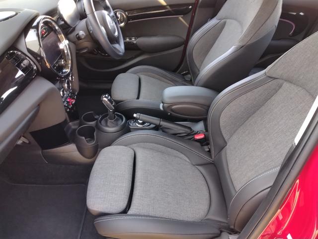 MINI クーパー クラシック・トリム 12ヵ月走行無制限保証 雹害車 Apple CarPlay コーナーセンサー 電動格納ミラー オートライト スマートキー オートエアコン ドラレコ ETC USB リヤビューカメラ Pアシスト(32枚目)