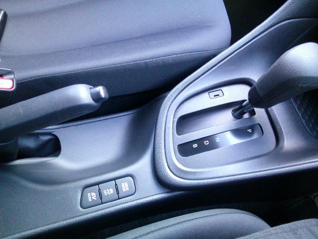 ヤリス ハイブリッドＸ　ＥＴＣ　バックカメラ　ナビ　クリアランスソナー　オートクルーズコントロール　レーンアシスト　衝突被害軽減システム　オートライト　スマートキー　電動格納ミラー　ＣＶＴ　盗難防止システム　衝突安全ボディ（10枚目）