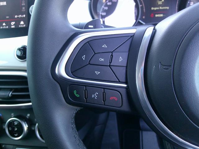 �X�e�A�����O�z�C�[���ɃI�[�f�B�I�E�����[�g�E�R���g���[���E�{�^����z�u�B��𗣂����A�f�������S�ɑ��삷�邱�Ƃ��ł��܂��B