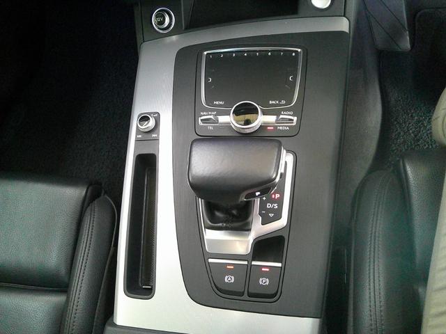 ���茳�̃^�b�`�p�l���Ń��j�^�[�̑��삪�s���܂��I