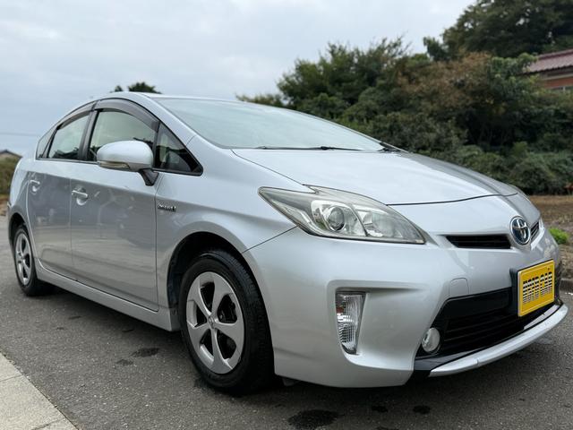 プリウス Ｇ　☆運転席パワーシート☆ナビ☆ＤＴＶ．ＤＶＤ．ＣＤ．Ｂｌｕｅｔｏｏｔｈ☆ＥＴＣ☆バックカメラ☆ドラレコ☆純正アルミ☆革巻きハンドル☆キーレス☆スマートキー☆自動防眩ミラー☆オートワイパー☆クルコン（3枚目）