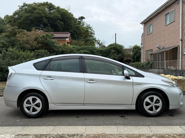 プリウス Ｇ　☆運転席パワーシート☆ナビ☆ＤＴＶ．ＤＶＤ．ＣＤ．Ｂｌｕｅｔｏｏｔｈ☆ＥＴＣ☆バックカメラ☆ドラレコ☆純正アルミ☆革巻きハンドル☆キーレス☆スマートキー☆自動防眩ミラー☆オートワイパー☆クルコン（4枚目）