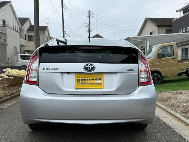 プリウス Ｇ　☆運転席パワーシート☆ナビ☆ＤＴＶ．ＤＶＤ．ＣＤ．Ｂｌｕｅｔｏｏｔｈ☆ＥＴＣ☆バックカメラ☆ドラレコ☆純正アルミ☆革巻きハンドル☆キーレス☆スマートキー☆自動防眩ミラー☆オートワイパー☆クルコン（6枚目）