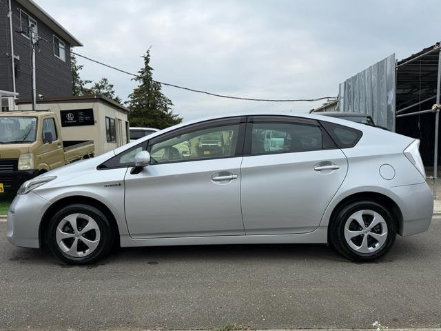 プリウス Ｇ　☆運転席パワーシート☆ナビ☆ＤＴＶ．ＤＶＤ．ＣＤ．Ｂｌｕｅｔｏｏｔｈ☆ＥＴＣ☆バックカメラ☆ドラレコ☆純正アルミ☆革巻きハンドル☆キーレス☆スマートキー☆自動防眩ミラー☆オートワイパー☆クルコン（8枚目）