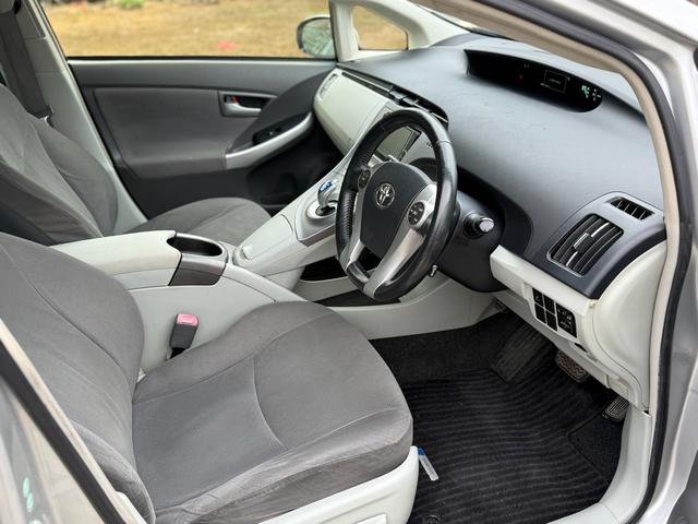 プリウス Ｇ　☆運転席パワーシート☆ナビ☆ＤＴＶ．ＤＶＤ．ＣＤ．Ｂｌｕｅｔｏｏｔｈ☆ＥＴＣ☆バックカメラ☆ドラレコ☆純正アルミ☆革巻きハンドル☆キーレス☆スマートキー☆自動防眩ミラー☆オートワイパー☆クルコン（17枚目）