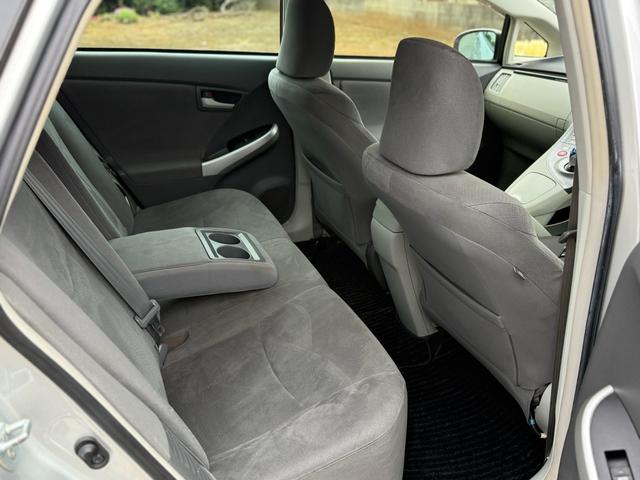 プリウス Ｇ　☆運転席パワーシート☆ナビ☆ＤＴＶ．ＤＶＤ．ＣＤ．Ｂｌｕｅｔｏｏｔｈ☆ＥＴＣ☆バックカメラ☆ドラレコ☆純正アルミ☆革巻きハンドル☆キーレス☆スマートキー☆自動防眩ミラー☆オートワイパー☆クルコン（18枚目）