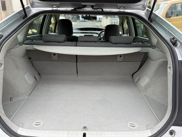 プリウス Ｇ　☆運転席パワーシート☆ナビ☆ＤＴＶ．ＤＶＤ．ＣＤ．Ｂｌｕｅｔｏｏｔｈ☆ＥＴＣ☆バックカメラ☆ドラレコ☆純正アルミ☆革巻きハンドル☆キーレス☆スマートキー☆自動防眩ミラー☆オートワイパー☆クルコン（19枚目）