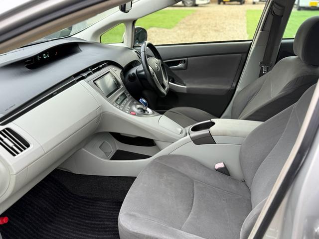 プリウス Ｇ　☆運転席パワーシート☆ナビ☆ＤＴＶ．ＤＶＤ．ＣＤ．Ｂｌｕｅｔｏｏｔｈ☆ＥＴＣ☆バックカメラ☆ドラレコ☆純正アルミ☆革巻きハンドル☆キーレス☆スマートキー☆自動防眩ミラー☆オートワイパー☆クルコン（21枚目）