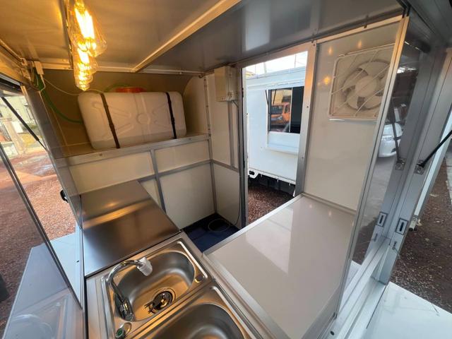 キャリイトラック ＫＣエアコン・パワステ　キッチンカー　ケータリングカー　フードトラック　移動販売車　カスタム可　車内レイアウト自由　２層シンク　換気扇　レールライト　作業台　給排水タンク　ブレーカー　２００ｌ仕込可　保健所通過率１００％（14枚目）