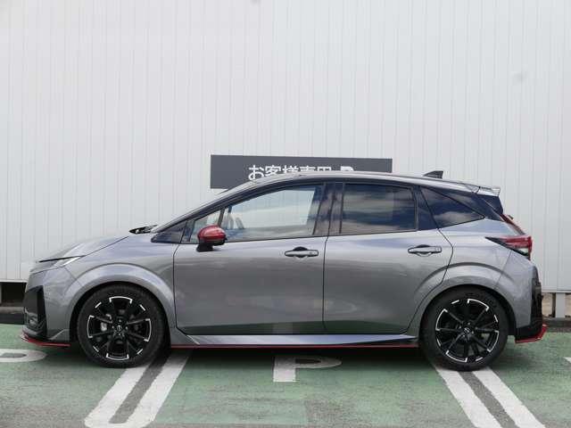 オーラ １．２　ＮＩＳＭＯ　カーテンエアバッグ　エマブレ　車線逸脱警報　キーフリーシステム　ダブルエアバック　定期点検記録簿　アルミホイール　運転席エアバッグ　試乗車　アイドリングストップ　ＡＢＳ　フルオートエアコン（6枚目）