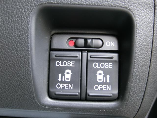 運転席側に設けられたスイッチからも左右電動スライドドアの開閉操作が可能となっており、大変便利です！　もちろんスマートキーからも同様の操作が行えます！