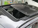 解放感抜群の電動サンルーフも装着されております!