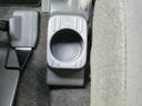 左右フロントシート間にはドリンクホルダーが装備されております!