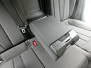 リヤシートには小物入れやが備わったセンターアームレストが装備されております！