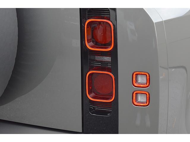 ディフェンダー 110X-ダイナミックSE D350 HAKUBA EDITION スライディングパノラミックルーフ ソフトクローズテールドア エアサスペンションパック 3ゾーンエアコン スペアホイールカバー(ボディ同色) クリアサイドビューミラー(12枚目)