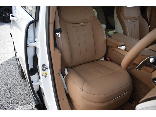 レンジローバー ＳＶ　Ｐ５１０ｅ　スタンダードホイールベース　ＳＶ　Ｓｅｒｅｎｉｔｙ　Ｅｘｔｅｒｉｏｒ　Ａｃｃｅｎｔｓ　Ｃｏｒｉｎｔｈｉａｎ　Ｂｒｏｎｚｅ　ｃｏｎｔｒａｓｔ　ｒｏｏｆ　フロントセンターコンソール急速クーラーボックス（11枚目）