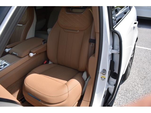 レンジローバー ＳＶ　Ｐ５１０ｅ　スタンダードホイールベース　ＳＶ　Ｓｅｒｅｎｉｔｙ　Ｅｘｔｅｒｉｏｒ　Ａｃｃｅｎｔｓ　Ｃｏｒｉｎｔｈｉａｎ　Ｂｒｏｎｚｅ　ｃｏｎｔｒａｓｔ　ｒｏｏｆ　フロントセンターコンソール急速クーラーボックス（12枚目）