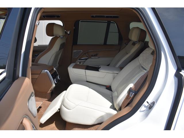 レンジローバー ＳＶ　Ｐ５１０ｅ　スタンダードホイールベース　ＳＶ　Ｓｅｒｅｎｉｔｙ　Ｅｘｔｅｒｉｏｒ　Ａｃｃｅｎｔｓ　Ｃｏｒｉｎｔｈｉａｎ　Ｂｒｏｎｚｅ　ｃｏｎｔｒａｓｔ　ｒｏｏｆ　フロントセンターコンソール急速クーラーボックス（13枚目）