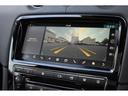 縦列駐車や車庫入れをアシストするシステム。ドライバーは ギアを選択し、アクセルとブレーキを操作するだけで駐車できます。画面表示と通知で操作をガイド。