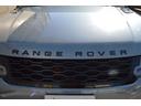 ブラックエクステリアパックのフロントグリルとRANGE ROVER エンブレム