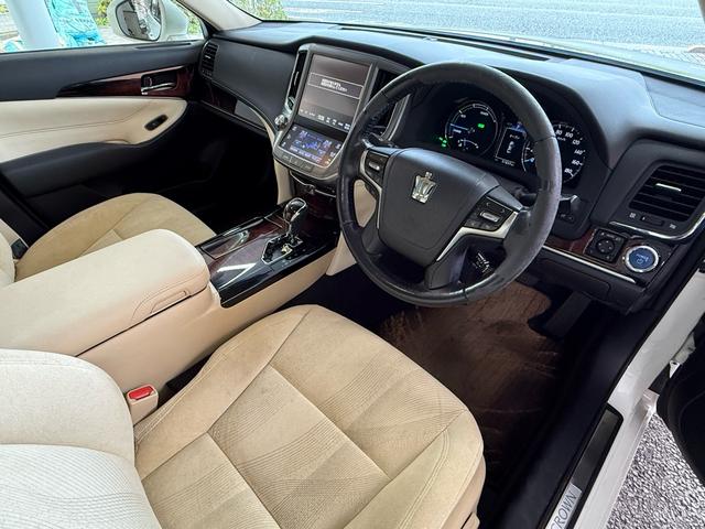 クラウンハイブリッド ロイヤルサルーンG 弊社ラッピング施行車両! 有名店価格の半値以下施工中! 法人ワンオーナー 純正ナビ クルコン パワーシート クリアランスソナー イージークロージャー ETC LEDヘッドライト キーレス(4枚目)