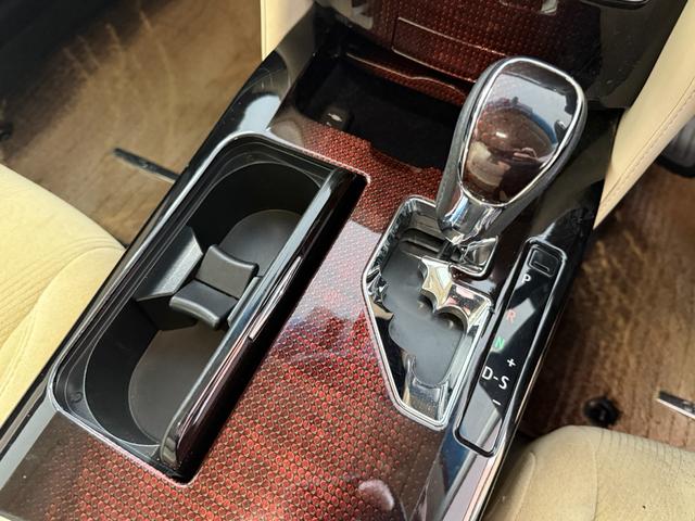 クラウンハイブリッド ロイヤルサルーンG 弊社ラッピング施行車両! 有名店価格の半値以下施工中! 法人ワンオーナー 純正ナビ クルコン パワーシート クリアランスソナー イージークロージャー ETC LEDヘッドライト キーレス(15枚目)